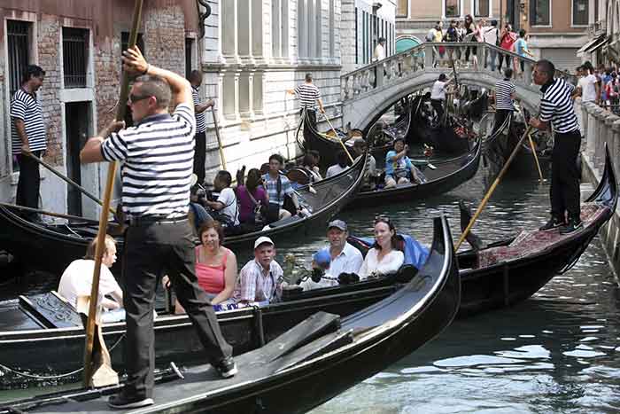 tourists-in-venice-crowded